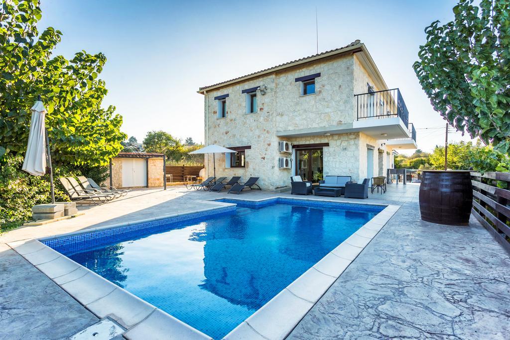 Villa Nikolina Dhrousha Bagian luar foto